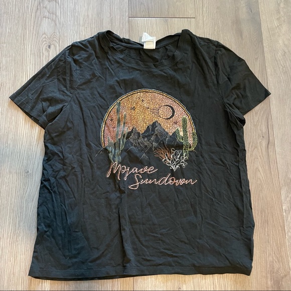 H&M Tops - H&M Graphic Tee Mojave Sundown Size Medium